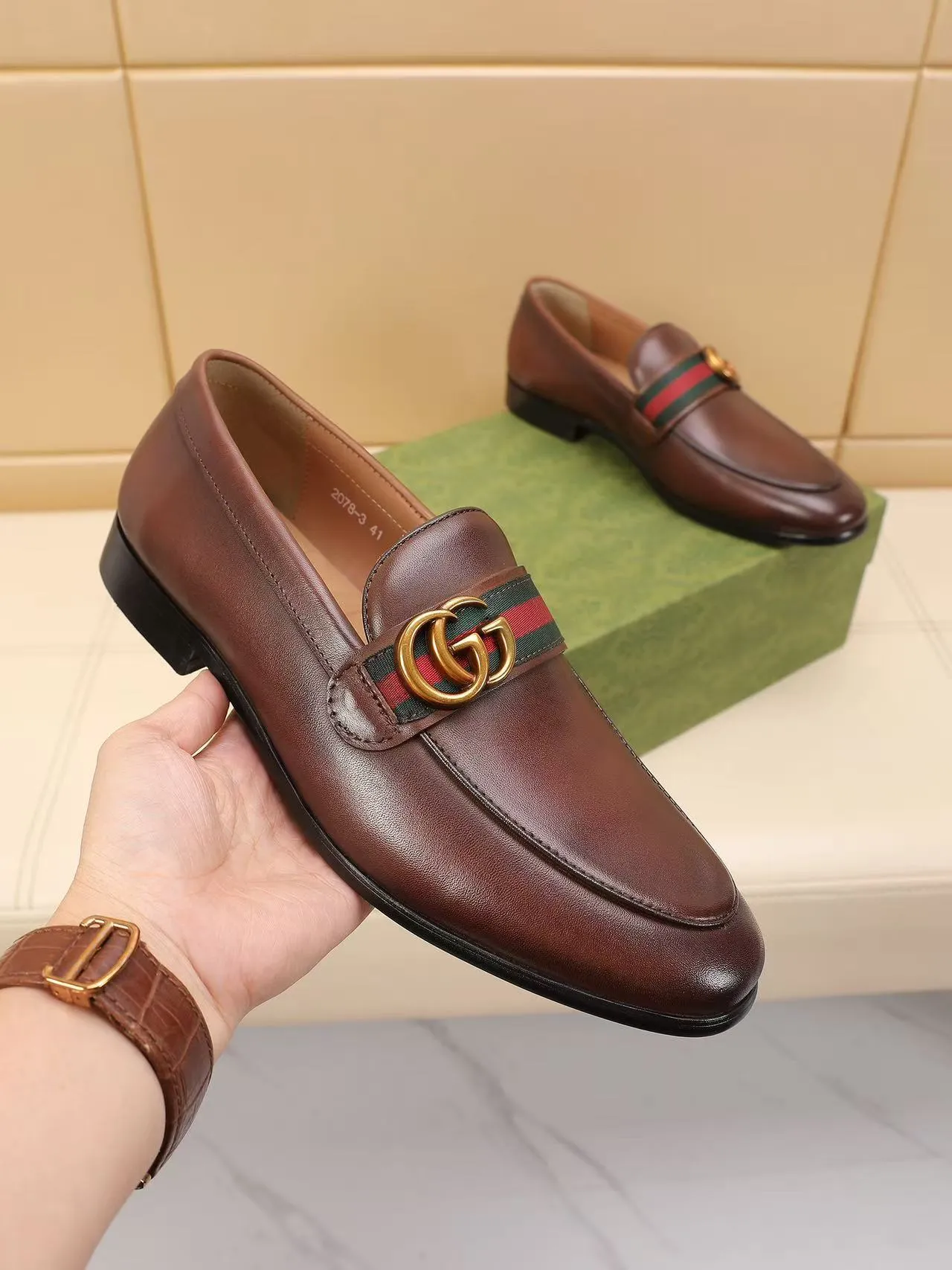 Men's men's shoes 💰440 🆘【GUCCI】Gucci ·🐂里· Hot-selling beanie shoes, top brand luxury, top quality, latest fashion beanie shoes.. The upper is made of original high mercerized smooth cow suede. (Full top-layer water-dyed 🐂 leather and lining). The original stylish and stylish soft rubber wear-resistant and non-slip outsole is light and comfortable on the foot, available in 2 colors! Matching code: 39-45 (38.46. Customized)